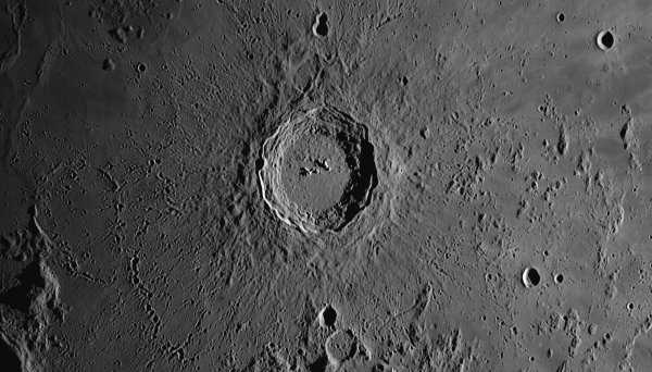 Путешествие к центру Луны: Ученые нашли на спутнике глубокие тоннели