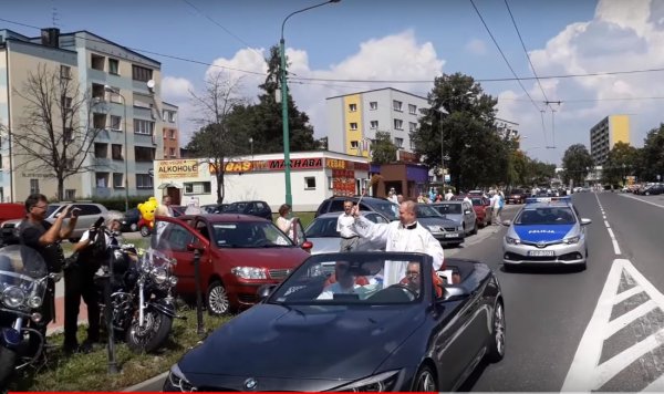Польский «Папамобиль»: Священник благословлял людей с роскошного кабриолета BMW