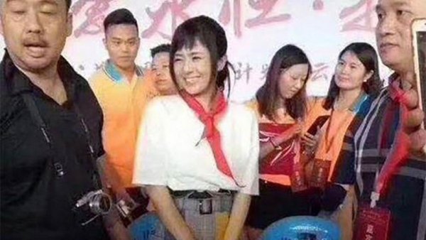 Китайские пионеры раскритиковали японскую порнозведу в красном галстуке