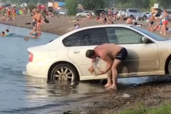 В Красноярске автохам заехал в озеро с детьми, чтобы помыть машину