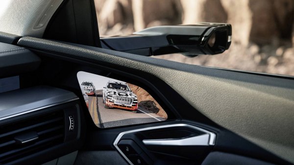Состоялся первый тест-драйв нового электрического кроссовера Audi E-Tron