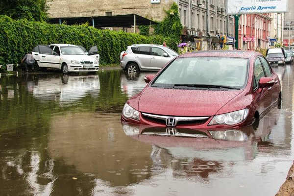 Автомобили научились «плавать» после сильного дождя в Нальчике