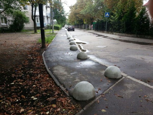 В Калининграде начали использовать новый способ борьбы с парковкой на тротуарах