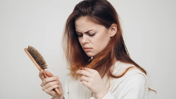 Ученые рассказали, почему у женщин выпадают волосы