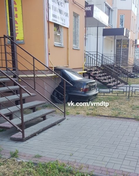 «Магическую» парковку половины автомобиля засняли на улице Воронежа