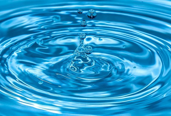 Австрийские ученые создали чистейшую каплю воды из сосульки