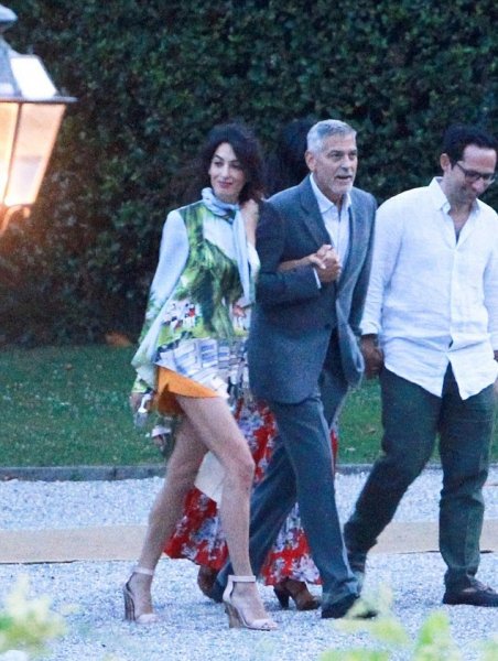 Жена Джорджа Клуни в мини-платье очаровала фанатов стройными ногами