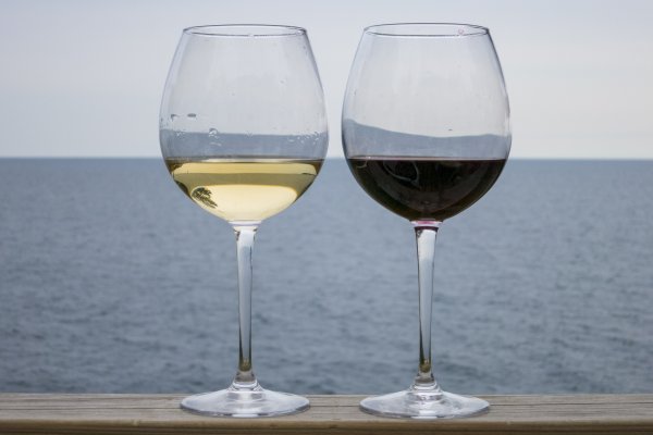 В Минздраве рассказали, какое вино следует пить в жару