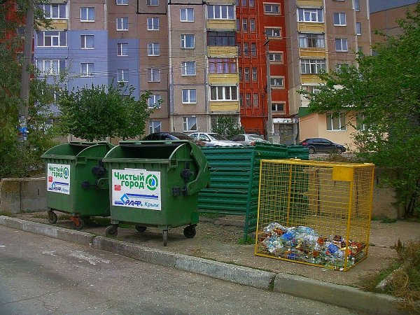 Жителей Ростова возмутил стихийно возникший секонд-хэнд возле мусорников