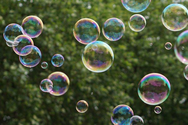 Учёные выделили и описали два способа выдувания мыльных пузырей