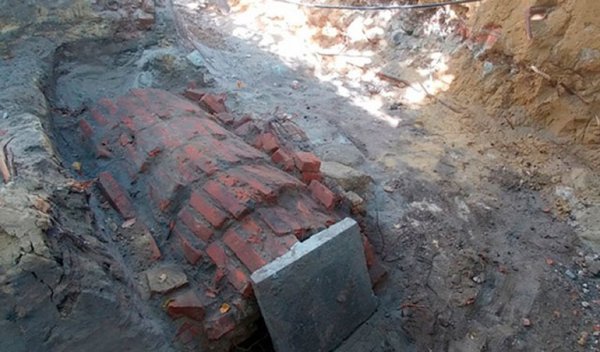 Во дворе жилого дома в центре Белгорода обнаружили древний склеп с останками