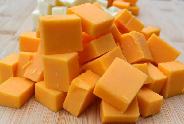 Учёные назвали сыр, который спасет от стресса и ночных кошмаров