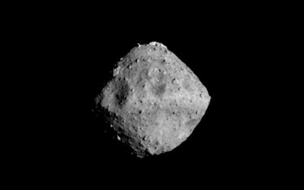 Японские космические роботы сделали первые фотографии астероида Рюгу