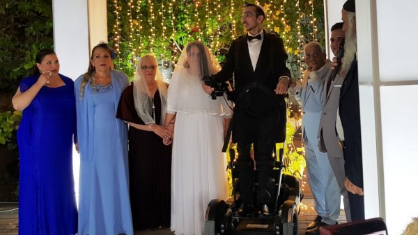 Мужчина-инвалид в Израиле смог стоять на собственной свадьбе