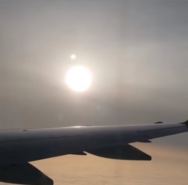 Россиянин заснял «второе Солнце» через иллюминатор самолета