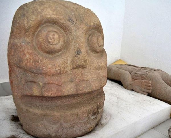 В Мексике обнаружена статуя трехрукого Бога, которому приносили человеческие жертвы
