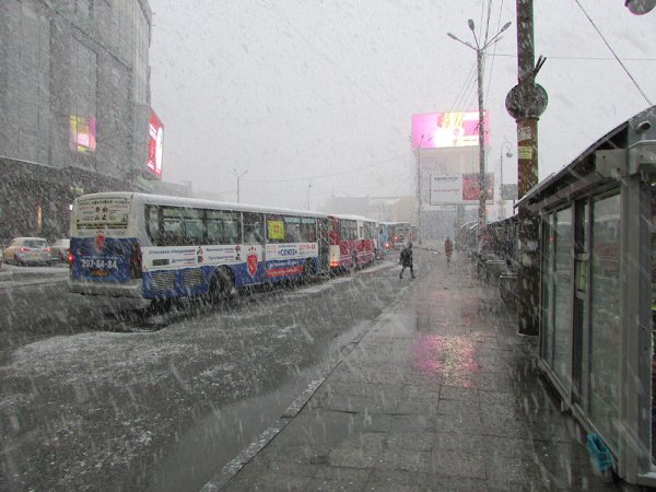 «Глобальное потепление?»: Погодная аномалия во Владивостоке вылилась в мощнейшую метель с молниями