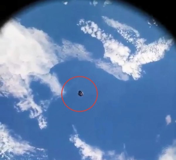 Вторжение в День России: Астронавты МКС засняли дрон-разведчик Нибиру на орбите Земли