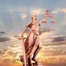 Сотрудники суда одели «Возбужденную Фемиду»