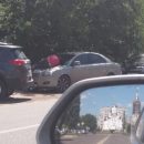 Вообразил себя котом: Воронежцев привел в восторг спящий на капоте авто мужчина Вообразил себя котом: Воронежцев привел в восторг спящий на капоте авто мужчина