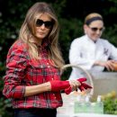 Жену Трампа раскритиковали и наделали мемов Жену Трампа раскритиковали и наделали мемов