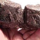 Ученые: Микробы создают сложнейшие туннели в минералах граната Ученые: Микробы создают сложнейшие туннели в минералах граната
