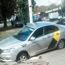 В Ростове такси провалилось в размытую канализацией яму В Ростове такси провалилось в размытую канализацией яму