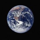 Ученые заметили белые линии, огибающие Землю