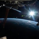 Земля в опасности: Цветной НЛО приближается к МКС Земля в опасности: Цветной НЛО приближается к МКС